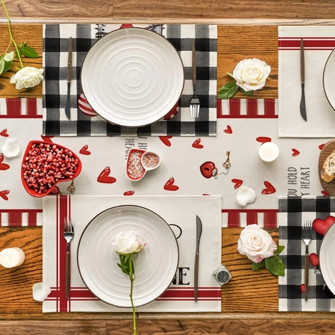 Sets de Table en Lin de Saint Valentin Carreaux Buffalo Nain de Jardin Cœur Motif Amour Résistant à la Chaleur Lavable Déco Maison