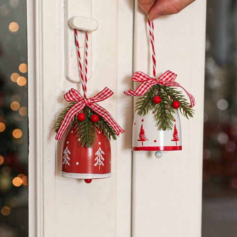 Eisenkunst Weihnachtsglocke Anhänger Mit Karierter Schleife Kiefernadeln Roten Beeren Festlicher Weihnachtsbaum Hängende Deko