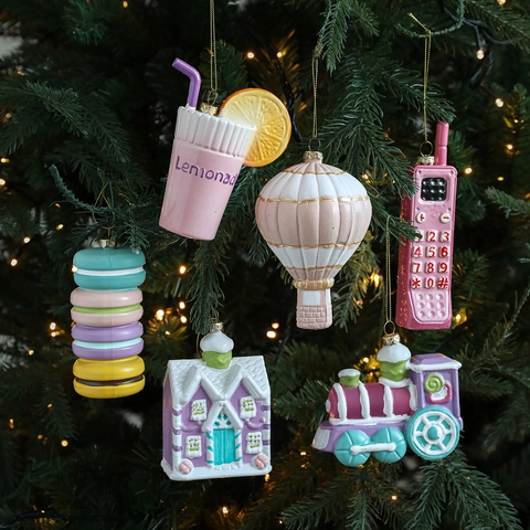 Adornos para Árbol de Navidad Color Macarrón de Plástico Pintado Colgantes Retro Teléfono Tren Casa Muñeco de Nieve Decoraciones Colgantes