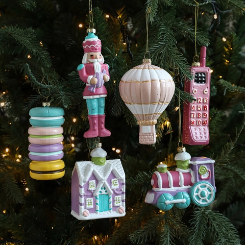 Adornos para Árbol de Navidad Color Macarrón de Plástico Pintado Colgantes Retro Teléfono Tren Casa Muñeco de Nieve Decoraciones Colgantes