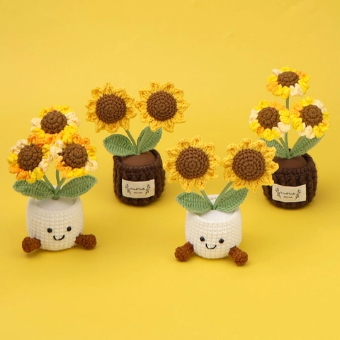 Handgehäkelte Topfblume Sonnenblume Tulpe Rose Strickgarn Schreibtischdekoration Süßes Lächelndes Gesicht Ästhetisches Geschenk