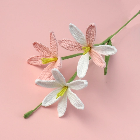 Handgefertigter Gehäkelter Blumenzweig Garn Gestrickte Lilie Zephyranthes Realistische Gewebte Florale Desktop Home Dekor Ornament