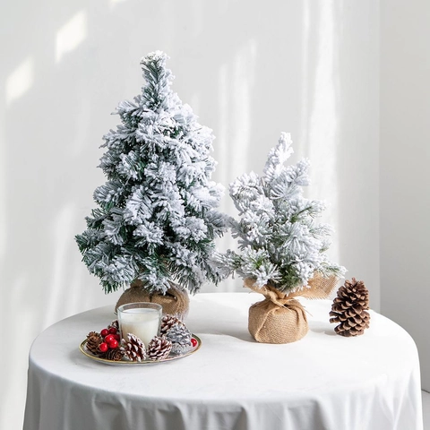 Mini Tisch Weihnachtsbaum Beflockt Schnee PVC Kiefernzapfen Mit Jutesack Rustikale Winter Feiertag Deko Für Zuhause