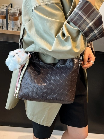 Sac Seau En Cuir PU Tissé Sac Bandoulière Rétro Avec Bandoulière Amovible Et Pendentif En Peluche Pour Femme