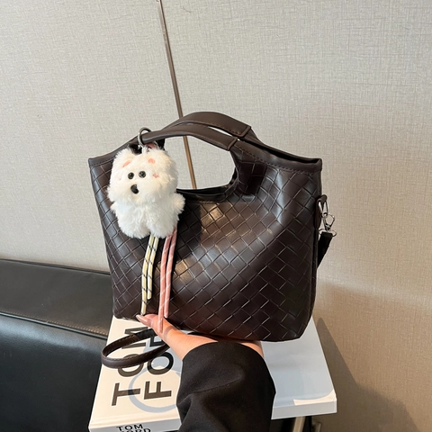 Bolso Bombonera Trenzado para Mujer de Cuero PU Bolso de Bandolera Con Correa Desmontable y Colgante de Peluche Minimalista