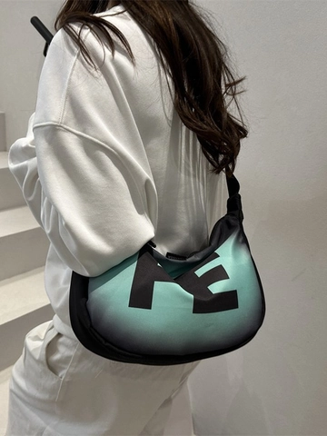 Bolso Bandolera De Media Luna Degradado De Color Estampado De Letras Tela De Nailon Correa Ajustable Bolso De Hombro De Calle Informal
