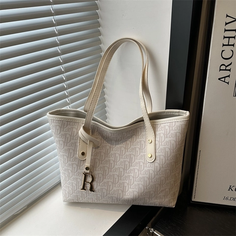 Damen Große Kapazität Monogramm Tragetasche Retro PU Leder Umhängetasche Mit Metall R Anhänger Mode Pendler Handtasche