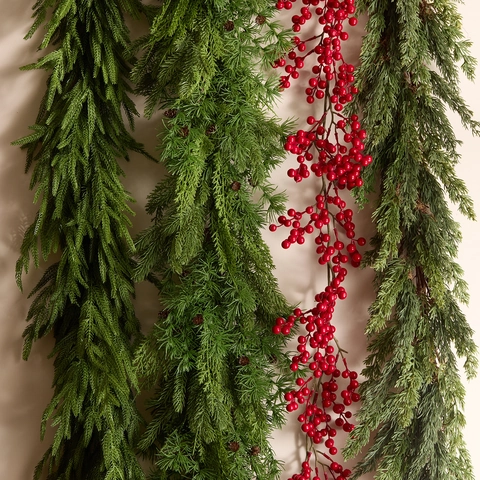 Künstliche Weihnachts Norfolk Kieferngirlande Realistische PE Weichkleber Zeder Ranke Mit Roten Beeren Tannenzapfen Für Heimdekoration