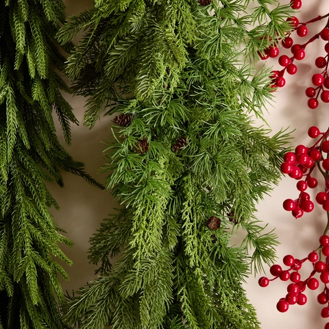 Künstliche Weihnachts Norfolk Kieferngirlande Realistische PE Weichkleber Zeder Ranke Mit Roten Beeren Tannenzapfen Für Heimdekoration