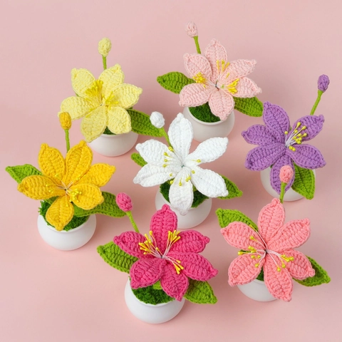 Handgemachte Häkeln Lilie Blume Topfpflanze Künstliche Gestrickte Florale Tisch Ornament Mit Keramik Vase Für Home Decor Damen Geschenk