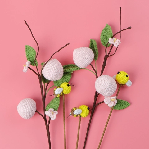 Branche De Fleur De Pêche Crochetée À La Main Avec Abeille Fil Tricoté Décor De Fruits Simulés