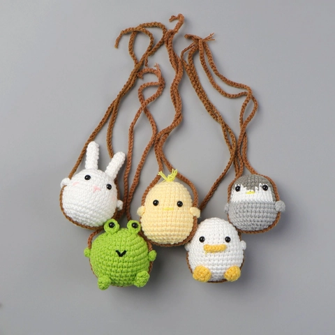 Ornamento da Appendere per Specchietto Auto Animale Fatto a Mano all'Uncinetto Accessori Rana Anatra Pulcino Pinguino a Maglia