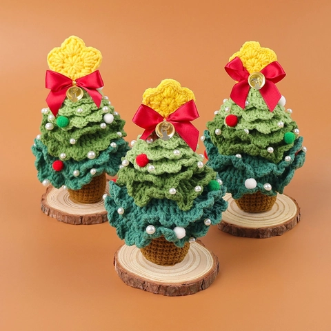 Sapin de Noël en Crochet Fait Main Avec Base en Bois Mini Décoration de Table Tricotée pour Maison Fête Cadeau de Noël