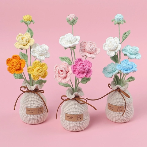Pianta in Vaso di Rose Artificiali Fatte a Mano all'Uncinetto Decorazioni per Desktop di Casa Ornamento di Fiori a Maglia