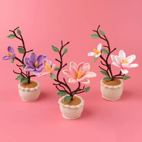 Handgefertigte Häkel-Magnolien-Topfblume Handgestrickte Woll-Kunstpflanze Schreibtischdeko Heim-Büro Kreatives Geschenk