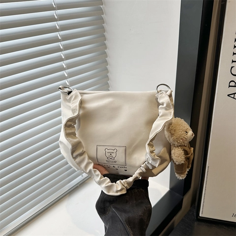 Bolso de Hombro Para Mujer Con Correa Plisada Bolso de Cuero PU Con Colgante de Oso Bolso Casual Simple Bolso Soberaco