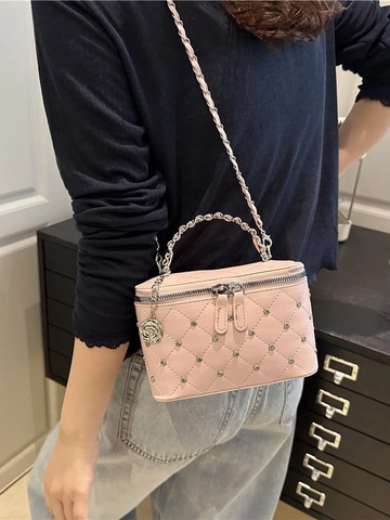 Damen Gesteppte PU-Leder Vanity Tasche Mit Kettengurt Nietendekoration Camellia Anhänger Elegante Crossbody Schultertasche