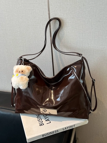 Vintage Shiny Patent PU Leather Large Capacity Shoulder Bag With Plush Bear Charm Metallic Detail Tote Bag For Women