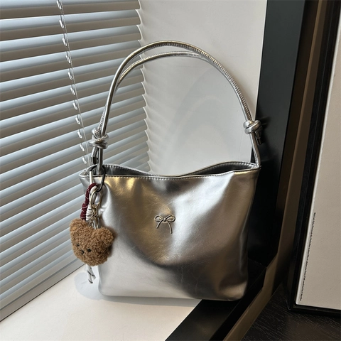 Sac à Épaule Sous le Bras en Cuir PU Brillant pour Femmes Avec Décoration en Métal de Nœud Fourre-tout Couleur Unie pour Mariage Quotidien Décontracté