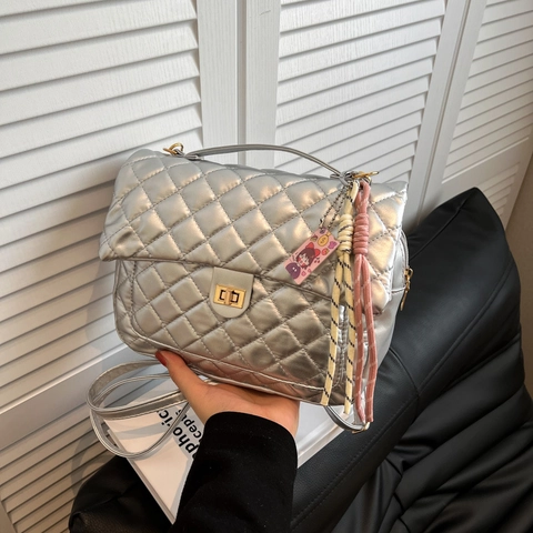 Moderne Damen Gesteppte PU Leder Tote Bag Große Kapazität Metallic Schimmer Schultertasche Mit Anhänger Für Alltag Büro Shopping
