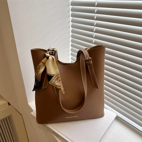 Bolso de Mano Grande de Cuero PU para Mujer Con Pañuelo de Satén Decorativo 2025 Moda Bolso de Hombro Street Style Diario