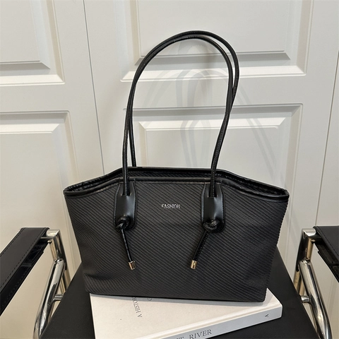 Borsa Tote Intrecciata da Donna Grande Capacità Borsa a Tracolla in Pelle PU a Contrasto Con Spalline Annodate Punte in Metallo