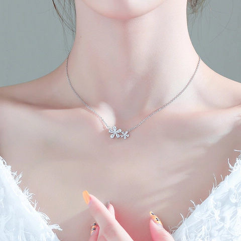 Elegant Copper Floral Pendant Necklace For Women With Shiny Zircon Rhinestone Sparkly Clavicle Chain