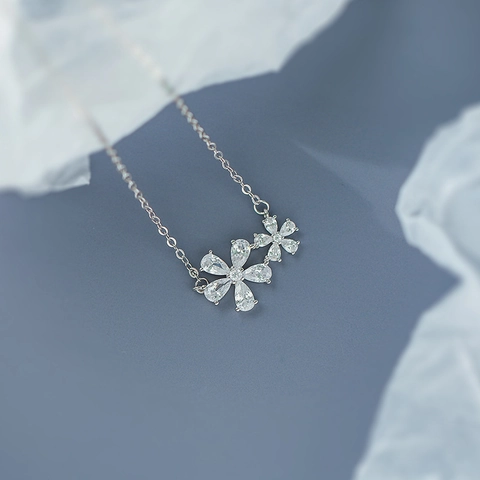 Elegant Copper Floral Pendant Necklace For Women With Shiny Zircon Rhinestone Sparkly Clavicle Chain