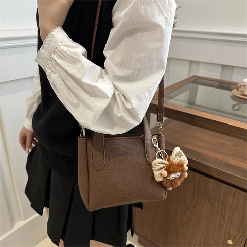 Vintage PU Leder Eimer Schultertasche Für Damen Street Trend Handtasche Mit Plüsch Monster Anhänger Umhängetasche Alltag