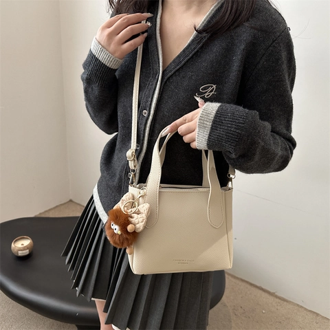 Bolso de Mano Casual de Cuero PU con Patrón Lichi para Mujer Bolso Tote de Commuter de Moda con Correa para el Hombro y Lindo Colgante de Peluche