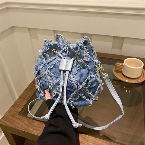 Borsa A Secchiello In Denim Trapuntata Diamante Bordi Sfilacciati Coulisse Tracolla Casual Retro Blu Per Donne