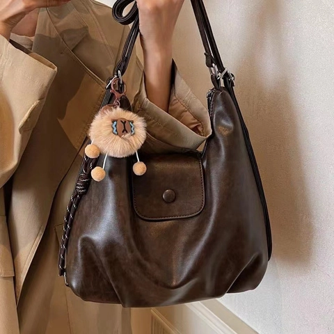 Retro PU Leather Large Capacity Hobo Shoulder Bag For Women Vintage Commuting Tote With Plush Lion Pendant