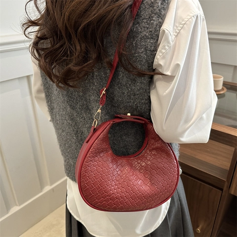 Minimalistische Damen Gewebte Sichel Hobo-Tasche PU Leder Umhängetasche Vintage Kleine Handtasche Gold Hardware Gurt
