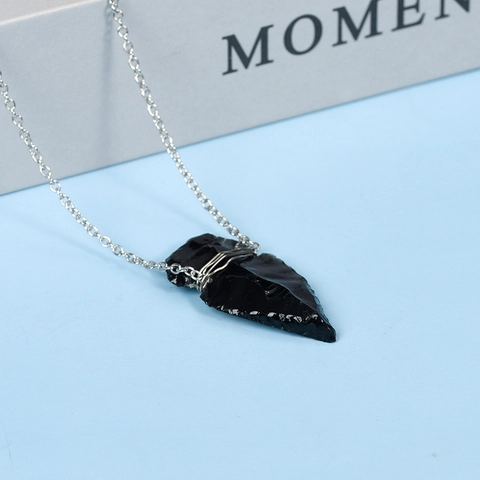 Collar Con Colgante De Punta De Flecha De Obsidiana Negra Con Cadena Envuelta En Alambre Color Plata Joyería Estilo Gótico Tribal