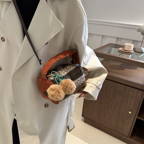 Karierte Umhängetasche Aus Wolle Damen Plüsch Zylinder Handtasche Mit Cordgriff Und Bommelanhänger Herbst Winter Retro