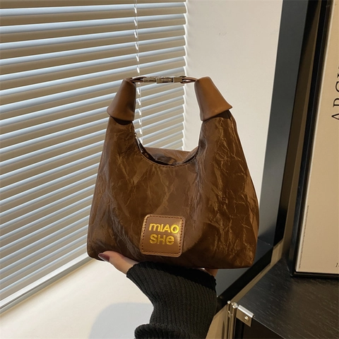 Borsa a Spalla in Pelle PU Pieghettata alla Moda per Donna Grande Capacità Hobo Tote Casual Borsa a Tracolla con Ciondolo Peluche