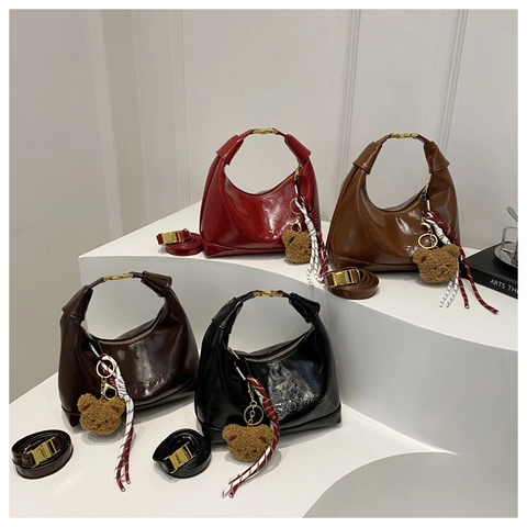 Sac À Épaule En Cuir PU Brillant Pour Femme Rétro Forme Croissant Hobo Sac À Main Sous Le Bras Avec Charme D'Ours Mode Chic