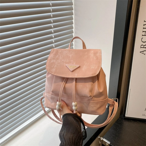 Mini Mochila de Cuero PU de Moda para Mujer Pequeña Mochila de Viaje Compras Color Sólido Bolsa con Cordón y Placa de Metal Triangular