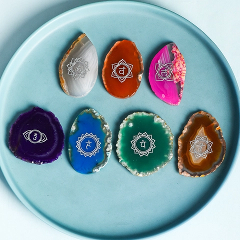 Fette di Agata Naturale Pietre Curative Chakra Simboli Sanscriti Incisi Cristallo Meditazione Yoga Arredamento Scatola Regalo Inclusa