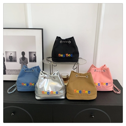 Damen Canvas PU Leder Beuteltasche Kordelzug Schultertasche Mit Kette Buchstaben Stickerei Casual Streetstyle Handtasche
