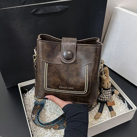 Borsa a Secchiello da Donna in Pelle PU Retrò con Tracolla Larga a Motivo Etnico e Ciondolo a Coniglietto Borsa a Tracolla