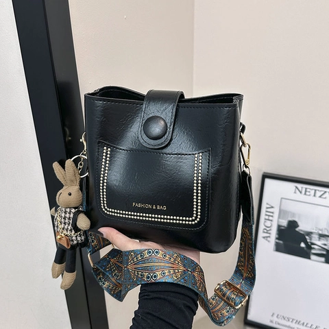 Borsa a Secchiello da Donna in Pelle PU Retrò con Tracolla Larga a Motivo Etnico e Ciondolo a Coniglietto Borsa a Tracolla