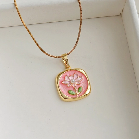 Collier Pendentif Fleur en Émail Vintage pour Femmes Acier Titane Chaîne en Os de Serpent Or Künstliche Perle d'Imitation Lotus