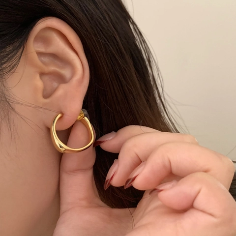 Minimalistische Unregelmäßige Wellen Hoop Ohrringe Messing Geometrische U-Form Schicker Polierter Modeschmuck Für Damen
