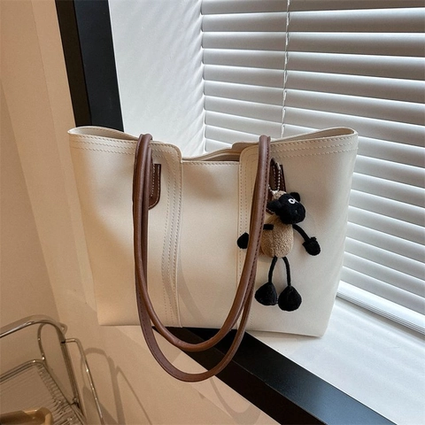 Women Large Capacity PU Leather Tote Bag Contrast Stitching Vintage Commuter Handbag With Plush Sheep Pendant