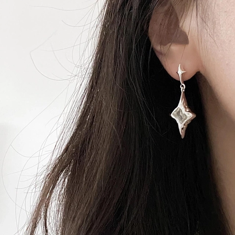 Moderne Unregelmäßige Sternenstrahl Zirkonia Ohrstecker Geometrischer Kupfer Kalter Stil Schmuck Für Damen Elegante Party Accessoires