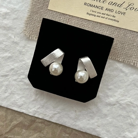 Geometric Ribbon Artificial Pearl Stud Earrings Frosted Copper Metal Twisted Design Elegant Jewelry For Women