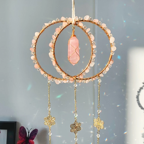 Acchiappasole In Cristallo Di Quarzo Rosa Naturale Ornamento Sospeso Scacciapensieri Con Fiore In Metallo Boho