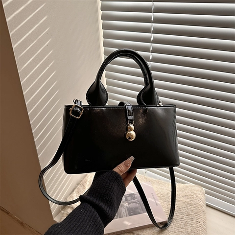 Bolso Bandolera Vintage de Cuero PU para Mujer Color Sólido Colgante de Metal Bolso de Hombro Simple de Diario Oficina