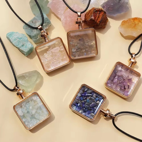 Collana Con Ciondolo A Forma Di Bottiglia Di Profumo In Ghiaia Di Cristallo Naturale Quadrata Cornice In Oro